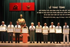 Trao giải cho các tác phẩm đoạt giải. (Ảnh: Phương Vy/TTXVN)