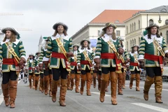 Người dân Đức tham gia diễu hành trang phục truyền thống tại lễ hội ngày 20/9. (Nguồn: AFP/TTXVN)