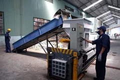 Vận hành dây chuyền xử lý chất thải rắn tại Nhà máy. (Ảnh: Lê Lâm/Vietnam+)
