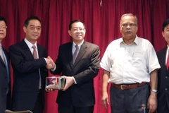 Thủ hiến bang Penang Lim Guan Eng (giữa) và Tổng lãnh Wu Jun (thứ hai từ trái sang). (Nguồn: themalaysianinsider.com)