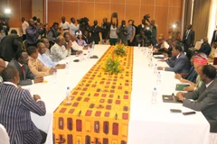 Đại diện ECOWAS cùng các lãnh đạo đối lập, các thành viên nhóm dân sự xã hội tại cuộc đàm phán ở thủ đô Ouagadougou ngày 19/9. (Nguồn: AFP/TTXVN)