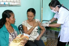 Cách chức Phó trưởng Trạm Y tế xã tiêm nhầm vắcxin cho thai phụ