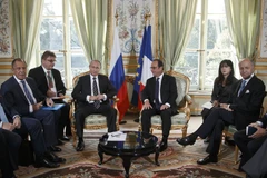 Tổng thống Nga Vladimir Putin (giữa, trái) và Tổng thống Pháp Francois Hollande (giữa, phải) tại cuộc gặp song phương trước thềm hội nghị ngày 2/10. (Nguồn: AFP/TTXVN)