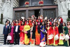 Đoàn Việt Nam trước Tòa thị chính Prague. (Ảnh: Ngọc Mai/Vietnam+)