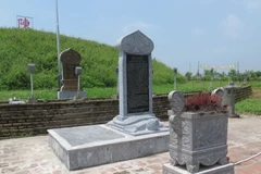 Trước mỗi gò mộ vẫn còn 2 tấm bia đá và bia đá ốp đồng tồn tại (chụp chiều ngày 16/5). (Ảnh: Xuân Tiến-Hải An/Vietnam+)