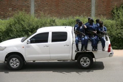 Binh sỹ Burundi tuần tra tại Musaga, khu vực lân cận Bujumbura ngày 11/12. (Nguồn: AFP/TTXVN)