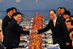 Ông Trần Đức Minh (trái) bắt tay ông Lin Join-sane (phải) tại vòng đám phán lần thứ 10 diễn ra tại Đài Bắc năm 2014. (Nguồn: Xinhua)