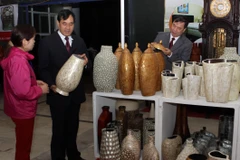 Các đại biểu thăm các gian hàng tại Hội chợ. (Ảnh: Vũ Sinh/TTXVN)