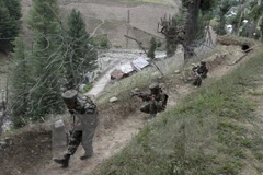 Binh sỹ Ấn Độ tuần tra tại Gurez thuộc thị trấn Uri, cách thủ phủ Srinagar bang Kashmir 160km về phía Bắc. (Nguồn: AFP/TTXVN)