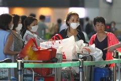 Khách du lịch Nhật Bản đeo khẩu trang phòng bệnh tại sân bay quốc tế Incheon, Hàn Quốc ngày 30/5. (Nguồn: THX/TTXVN)