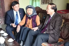 Ông Tô Huy Rứa thăm, tặng quà các gia đình chính sách Bắc Ninh