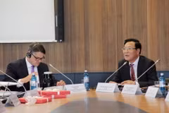 Bộ trưởng Bộ Giáo dục và Đào tạo Phạm Vũ Luận (phải) trong buổi làm việc tại Đức. (Ảnh: Mạnh Hùng/Vietnam+)