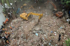 Lực lượng cứu hộ làm nhiệm vụ tại hiện trường một vụ sập nhà ở Ấn Độ. (Nguồn: AFP/TTXVN)