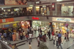 Người dân Ấn Độ mua sắm tại một trung tâm thương mại. (Nguồn: travelvivi.com)