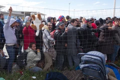 Người di cư chờ tới Đức tại khu vực cửa khẩu Hegyeshalom, khu vực biên giới Áo-Hungary ngày 6/9. (Nguồn: THX/TTXVN)