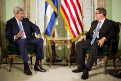Ngoại trưởng Cuba Bruno Rodriguez (phải) có cuộc hội đàm với Ngoại trưởng Mỹ John Kerry đến thăm La Habana. (Nguồn: AFP/TTXVN)