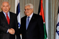 Tổng thống Mahmoud Abbas (phải) và Thủ tướng Israel Benjamin Netanyahu. (Nguồn: vocfm.co.za)