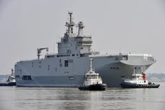 Tàu Mistral trong lần chạy thử đầu tiên ở Saint-Nazaire, miền tây Pháp ngày 16/3. (Nguồn: AFP/TTXVN)