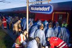 Người di cư chờ lên tàu tại Nickeldorf, biên giới giữa Áo với Hungary để tới Salzburg thuộc biên giới Đức-Áo. (Nguồn: AFP/TTXVN)