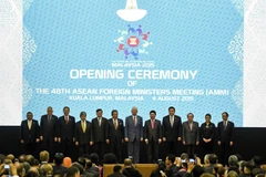 Bộ trưởng Ngoại giao Việt Nam Phạm Bình Minh (thứ 5, phải) chụp ảnh chung cùng Ngoại trưởng các nước ASEAN. (Nguồn: AFP/TTXVN)