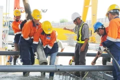 Đúc đốt dầm cầu cạn đầu tiên tuyến metro Bến Thành-Suối Tiên