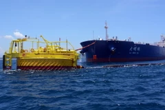 Bắt tàu bơm chuyển dầu trái phép trên biển với số lượng lớn