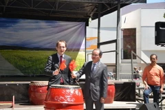 Thị trưởng thành phố Montreuil, Patrice Bessac và Đại sứ Việt Nam tại Pháp Nguyễn Ngọc Sơn đánh trống khai mạc "Làng hội đoàn" tại quảng trường Jean Jaurès, phía trước tòa thị chính thành phố Montreuil. (Ảnh: Bích Hà/Vietnam+)