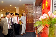 Lãnh đạo, nguyên lãnh đạo TTXVN tham quan Phòng truyền thống TTXVN tại Cơ quan TTXVN khu vực phía Nam. (Ảnh: An Hiếu/TTXVN)