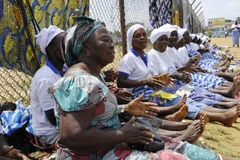 Các thành viên Phụ nữ trong mạng lưới xây dựng hòa bình (WIPNET) ca hát tại thủ đô Monrovia, Liberia, sau khi WHO tuyên bố Liberia hết dịch Ebola. (Nguồn: AFP/TTXVN)