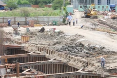 Dự án vẫn tiếp tục triển khai trong khi chưa khắc phục hậu quả. (Ảnh: Xuân Tình/Vietnam+)