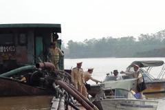 Công an tỉnh Bắc Ninh bắt quả tang tàu HD0612 khai thác cát sỏi trái phép trên sống Đuống. (Ảnh: Thái Hùng/TTXVN)