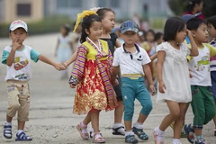 Một nhóm trẻ em trong ngày Quốc khánh ở thủ đô Bình Nhưỡng. (Ảnh: Christian Petersen-Clausen)