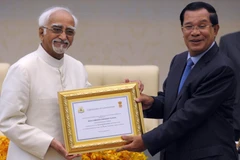 Thủ tướng Campuchia Hun Sen (phải) và Phó Tổng thống Ấn Độ Mohammad Hamid Ansari trong cuộc gặp tại Phnom Penh ngày 16/9. (Nguồn: AFP/TTXVN)