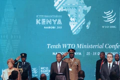 Tổng thống Liberia Ellen Johnson-Sirleaf (trái), Tổng thống Kenya Uhuru Kenyatta (giữa) và Tổng Giám đốc WTO Roberto Azevedo tại phiên khai mạc hội nghị ở Nairobi, Kenya ngày 15/12. (Nguồn: AFP/TTXVN)