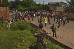 Binh sỹ Burundi cố gắng duy trì an ninh trong khi biểu tình diễn ra tại Musaga, ngoại ô thủ đô Bujumbura ngày 20/5. (Nguồn: AFP/TTXVN)