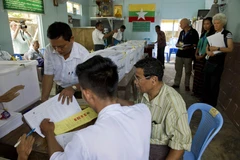 Nhân viên cơ quan bầu cử làm nhiệm vụ tại một điểm bầu cử ở Yangon, Myanmar ngày 30/10. (Nguồn: AFP/TTXVN)