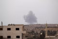 Khói bốc lên sau một cuộc không kích tại Idlib, Syria ngày 1/10. (Reuters/TTXVN)