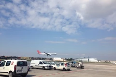 Italy: Gặp sự cố, máy bay hạ cánh khẩn cấp xuống sân bay Napoli