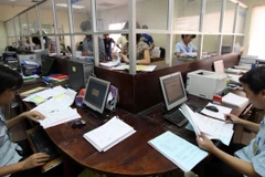 Hoạt động nghiệp vụ theo quy trình thủ tục hải quan điện tử tại Chi cục Hải quan Bắc Thăng Long, Hà Nội. (Ảnh: Phạm Hậu/TTXVN)