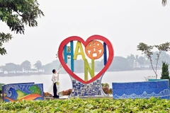 Hoàn thành công trình gốm Tình yêu Hà Nội bên hồ Trúc Bạch