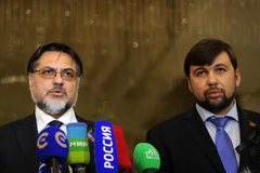 Đại diện Cộng hòa Donetsk tự xưng Denis Pushilin (phải) và Cộng hòa Luhansk tự xưng Vladislav Deynego trong cuộc họp báo ở Minsk, Belarus ngày 2/6. (Nguồn: AFP/TTXVN)