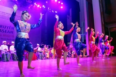 Tiết mục văn nghệ tại đêm khai mạc. (Ảnh: TTXVN phát)