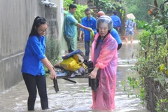 Đoàn thanh niên giúp dân dọn dẹp đồ đạc sau bão tại Quảng Ninh. (Ảnh minh họa. Nguyễn Hoàng/TTXVN)
