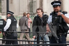 Cảnh sát Anh tăng cường an ninh tại trung tâm London. (Nguồn: AFP/TTXVN)