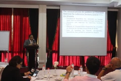 Ông Indroyono Soessilo - Cố vấn cấp cao của Bộ trưởng Du lịch Indonesia giới thiệu tiềm năng và những chính sách phát triển du lịch mới của Indonesia tại chương trình road show ngày 17/11, Singapore. (Ảnh: Lê Hải/Vietnam+)