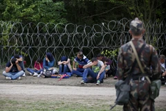 Người di cư bị bắt giữ sau khi vượt qua hàng rào tại biên giới Hungary-Serbia. (Nguồn: Reuters/TTXVN)