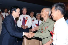 Chủ tịch nước Trương Tấn Sang với các cựu thanh niên xung phong. (Ảnh: Nguyễn Khang/TTXVN)