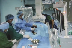 Chuyên gia Nhật Bản đang thực hiện can thiệp tim mạch cho bệnh nhân ở Đồng Nai. (Ảnh: Sỹ Tuyên/Vietnam+)