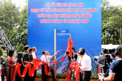 Nghi thức khánh thành đặt tên đường. (Ảnh: Thành Chung/TTXVN)