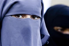 Phụ nữ Hồi giáo phải đeo mạng che kín mặt khi ra đường. (Ảnh: Sputnik/TTXVN)